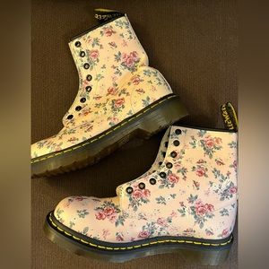 Dr. Martens 1460 Vintage Rose Floral Print 8-Eye Lace Up Combat Boots 90s